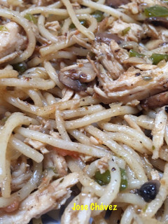 Una foto de Espaguetis con pollo, champiñones y salsa teriyaki