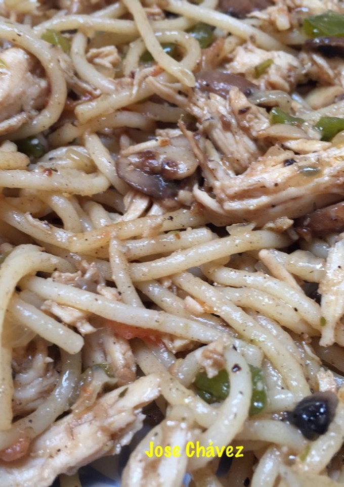 Una foto de Espaguetis con pollo, champiñones y salsa teriyaki