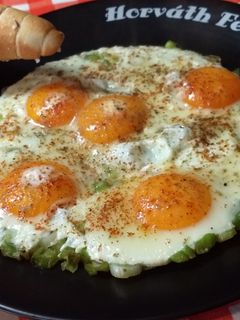 Újhagymás tükörtojás lepény recept fotója
