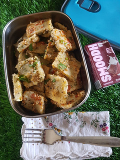 સ્પ્રાઉટેડ મગ એન્ડ રવા ઢોકળા (Sprouted Moong Rava Dhokla Recipe In Gujarati) રેસીપી મુખ્ય ફોટો