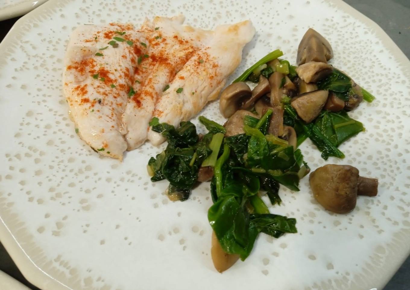 Pechuga con champiñones y espinacas