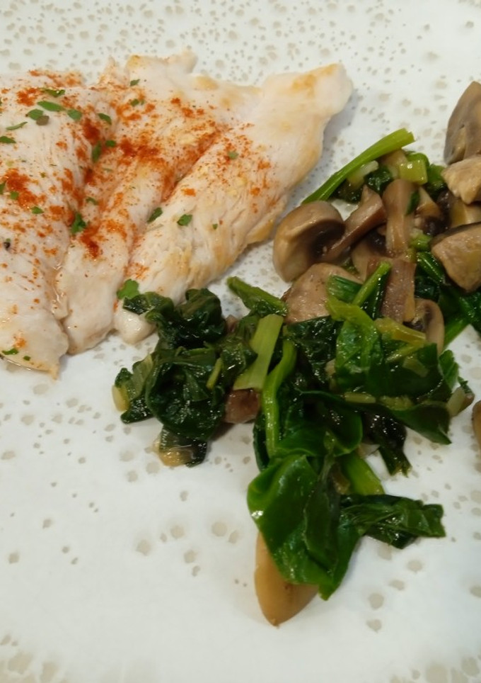 Una foto de Pechuga con champiñones y espinacas