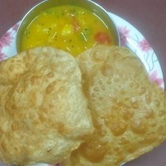 A picture of Poori with Potato Masala.