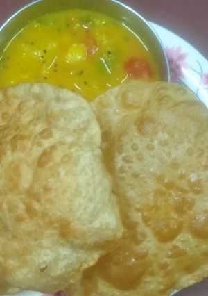 A picture of Poori with Potato Masala.