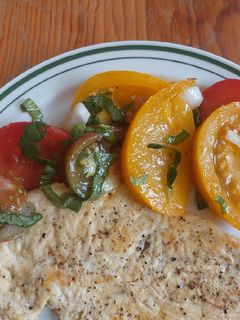Una foto de Ensalada de tomates heirloom