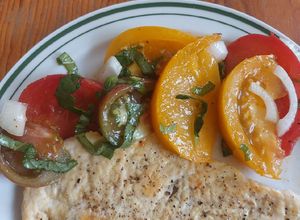 Una foto de Ensalada de tomates heirloom