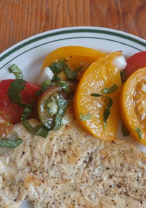 Una foto de Ensalada de tomates heirloom
