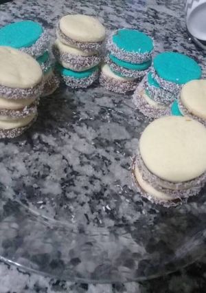Una foto de Alfajores de maicena 😋😋