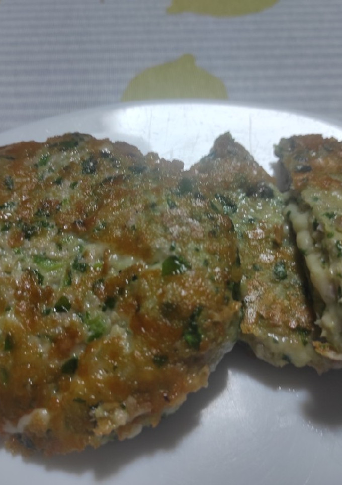 Una foto de Hamburguesas de pollo y espinacas con queso