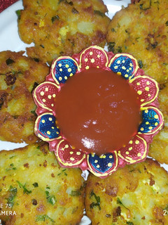 आलू पोहा टिक्की (Aloo poha tikki recipe in Hindi) रेसिपी मुख्य फोटो