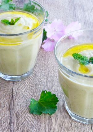 Une photo de Crème de courgette aux pois-chiches et à la menthe