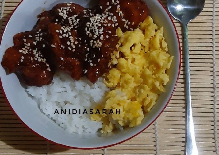 Resep Rice Bowl Dakgangjeong (Ayam Goreng Madu Korea) yang Enak