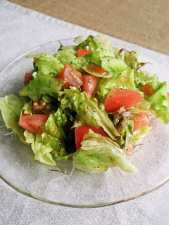 A picture of Deli-Style Lettuce and Tomato Salad.
