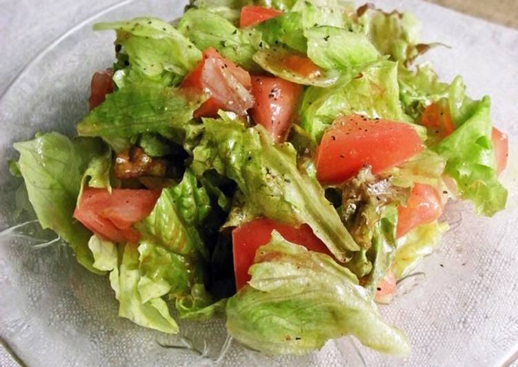 Deli-Style Lettuce and Tomato Salad