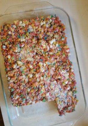 A picture of Fruity pebble treats.