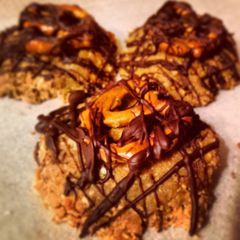 A picture of No Bake Peanut Butter Pretzel Cookies.