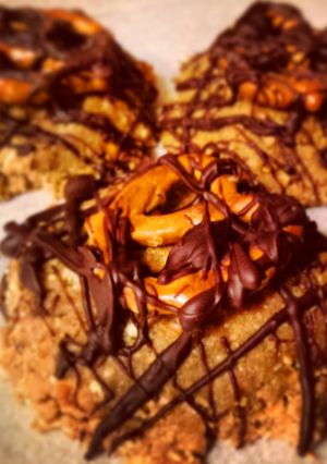 A picture of No Bake Peanut Butter Pretzel Cookies.