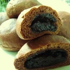 A picture of Rich Cocoa-Cream-Filled Cocoa Bread.