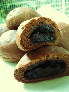 A picture of Rich Cocoa-Cream-Filled Cocoa Bread.