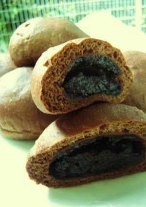 A picture of Rich Cocoa-Cream-Filled Cocoa Bread.
