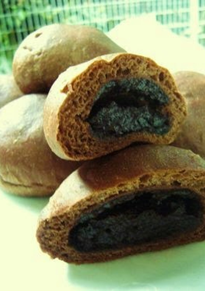 A picture of Rich Cocoa-Cream-Filled Cocoa Bread.