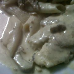 A picture of Chicken funji (with cream and mushrooms).