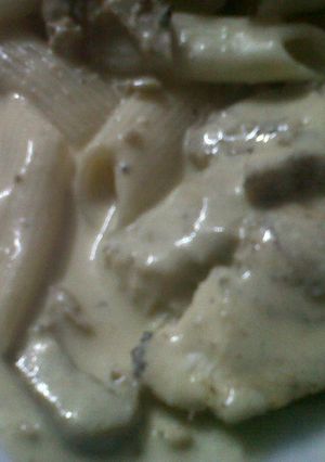 A picture of Chicken funji (with cream and mushrooms).