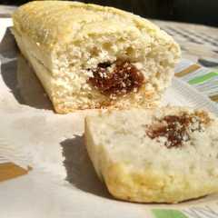 Una foto de Budín de coco vegano relleno de dulce de leche de maní