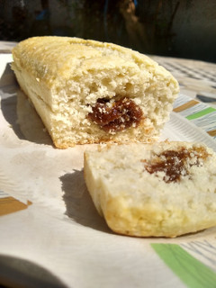 Una foto de Budín de coco vegano relleno de dulce de leche de maní