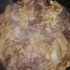 A picture of Beef potatoes and noodles.