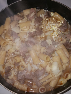 A picture of Beef potatoes and noodles.