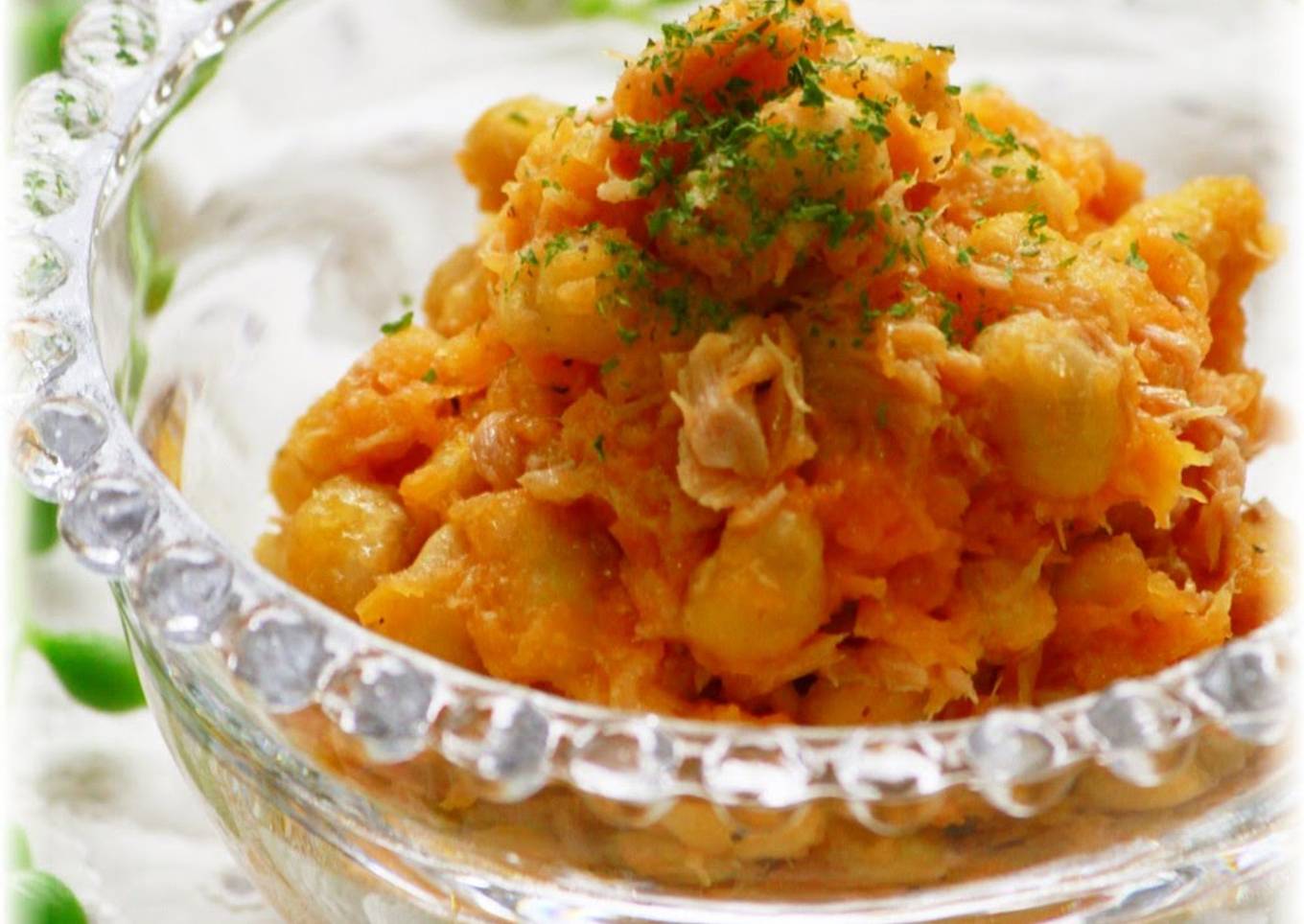 Soy tuna salad with carrot vinaigrette
