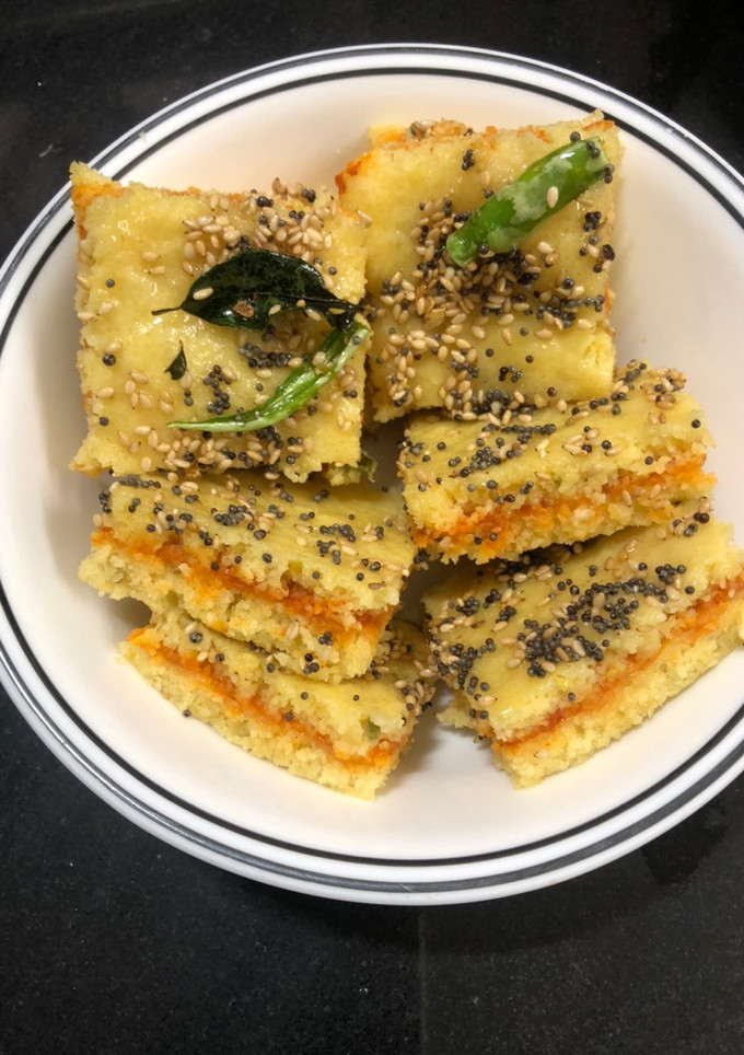 ઇન્સ્ટન્ટ ગાર્લિક ચટણી ઢોકળા (Instant Garlic Chutney Recipe In Gujarati) રેસીપી મુખ્ય ફોટો