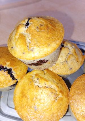 Una foto de Muffins con corazón de moras en freidora de aire