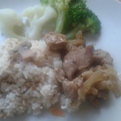 A picture of Japanese cook rice with ginger pork stir fry.