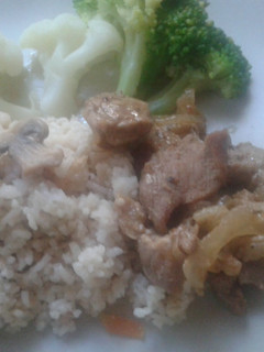 A picture of Japanese cook rice with ginger pork stir fry.