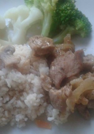 A picture of Japanese cook rice with ginger pork stir fry.
