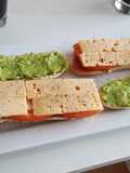 Mini baguette de jamón crudo, queso, tomate y palta