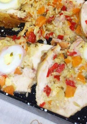 Una foto de Pollo relleno con arroz y huevo
