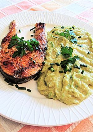 Foto principal de Salmón fresco con puré de garbanzos al ajos tiernos