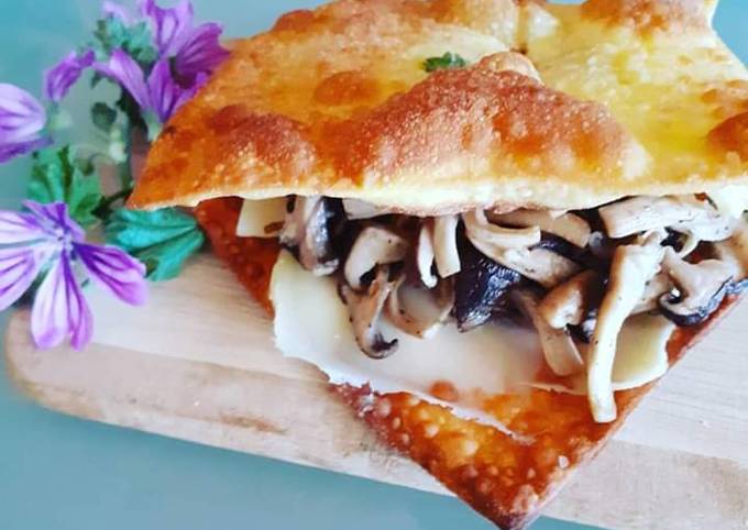 Lasagna Fritta con fiori di Malva,Funghi Cardoncelli e Refolo