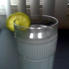 A picture of agua de limon.