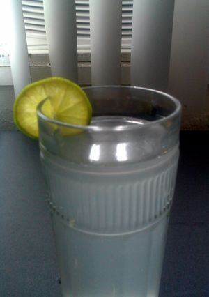 A picture of agua de limon.