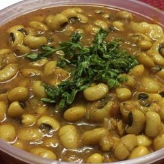 A picture of Masala white kidney beans.