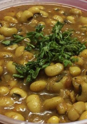 A picture of Masala white kidney beans.