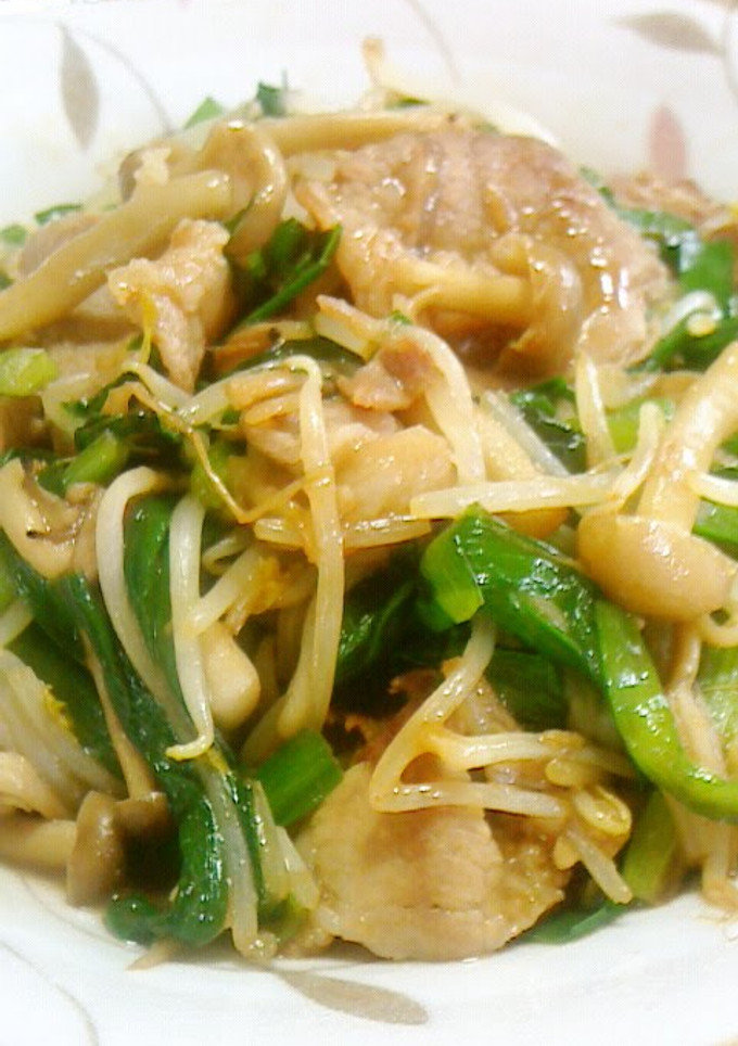 A picture of Stamina-Boosting Pork, Chinese Chives, and Bean Sprouts Stir-fry.