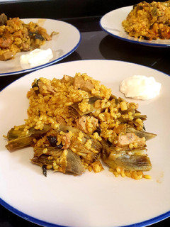 Una foto de Arroz con atún, ajetes y alcachofas, sin caldo de pescado y con alga nori y falso alioli