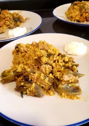 Una foto de Arroz con atún, ajetes y alcachofas, sin caldo de pescado y con alga nori y falso alioli