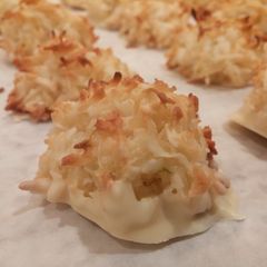 A picture of Lime and Gin Macaroons.
