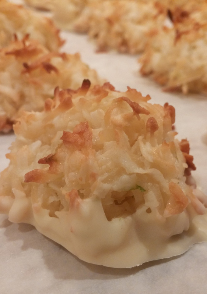 A picture of Lime and Gin Macaroons.